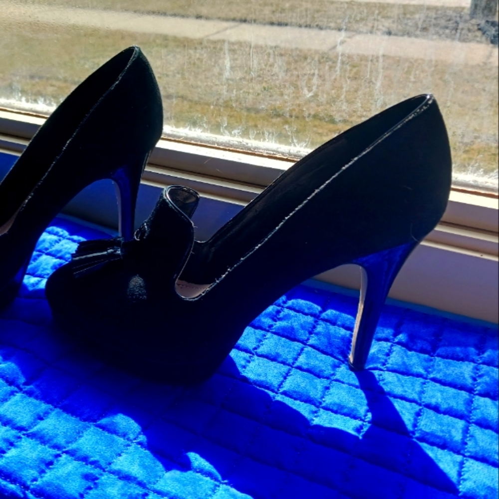 Vince Camuto Velvet heels size 8.5, Brand new